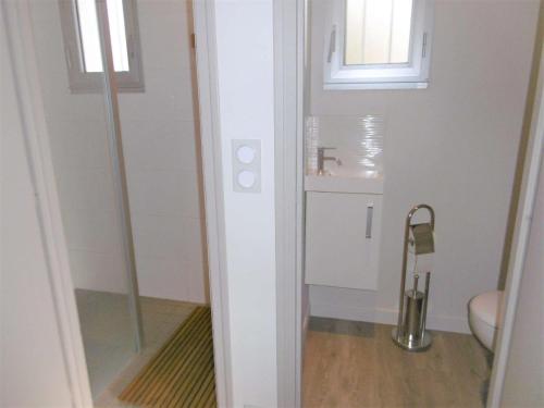 une salle de bain avec une douche, des toilettes et un lavabo dans l'établissement Maison 3 pièces 4 personnes - LAORA, à Sarzeau