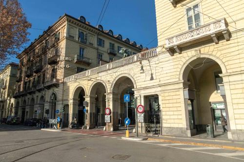 un edificio con arcos en el lateral de una calle en Hotel Bologna, en Turín