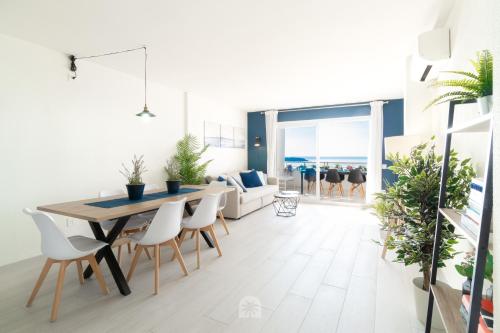 sala de estar con mesa y sillas en Mediterranean Way - Rits, en Salou