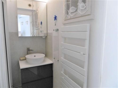 Kúpeľňa v ubytovaní Maisonnette 3 pièces 4 à 6 personnes à 50 m de la plage WIFI - MALO