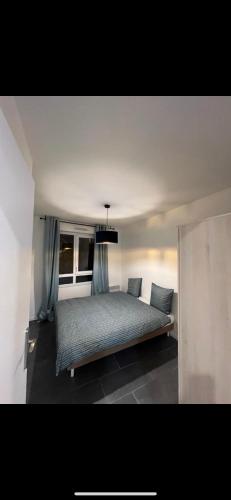 ein Schlafzimmer mit einem Bett in einem Zimmer in der Unterkunft Superbe logement Paris Stade de France in La Courneuve