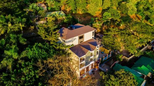 una vista aérea de una casa en el bosque en Greenside Hotel, en Arusha