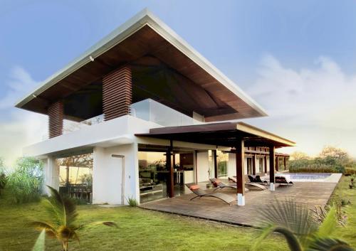 Stunning 360 ° view over the ocean and the jungle