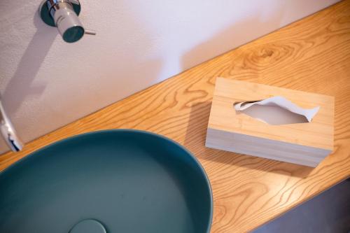 a wooden desk with a box of tissue on it at Le Tartane B&b Guidaloca in Castellammare del Golfo