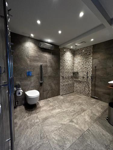 uma casa de banho com um WC e um chuveiro em Amazing Guesthouse in Broek in Waterland em Broek in Waterland
