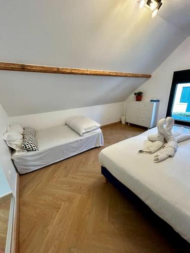 - une chambre avec 2 lits et une télévision murale dans l'établissement Maison Cosy, Grand Paris, à 3 minutes du métro, à Villejuif