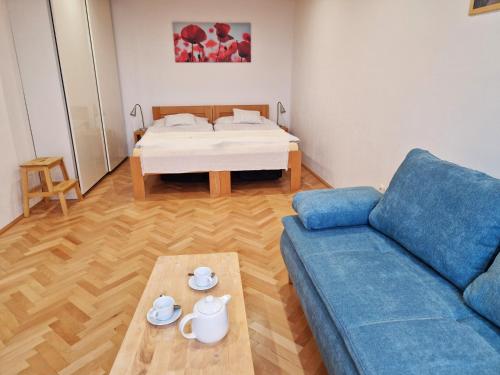 sala de estar con sofá y cama en Apartmán Stožec, en Stožec