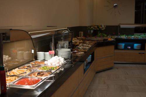 伊斯坦布尔Prestige Hotel Old City的提供多种食物的自助餐线