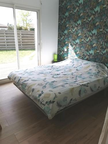 - un lit dans une chambre à côté d'une fenêtre dans l'établissement Villa en lisière de forêt, à Seignosse