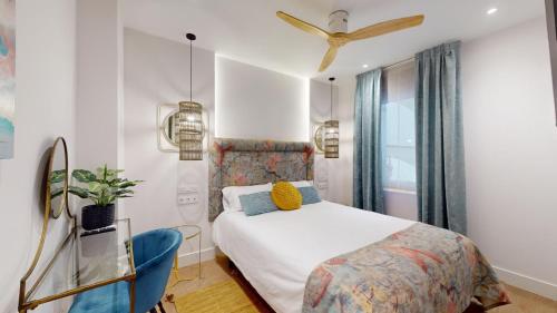 a bedroom with a bed and a ceiling fan at Celenque in Madrid
