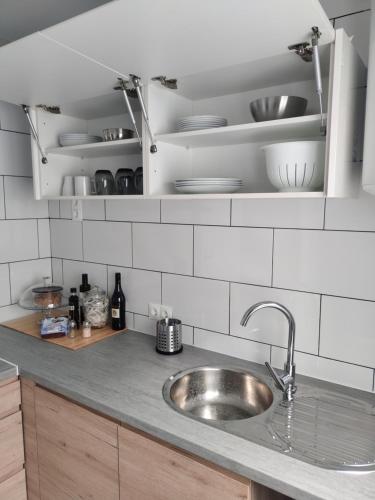 een aanrecht met een wastafel en borden op planken bij Oasis-Triana's Hallway in Camas