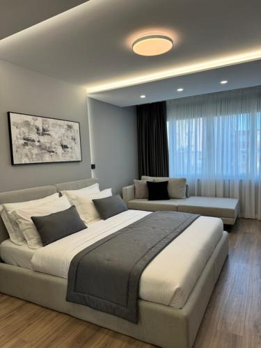 Postel nebo postele na pokoji v ubytování L’Hotel Tirana