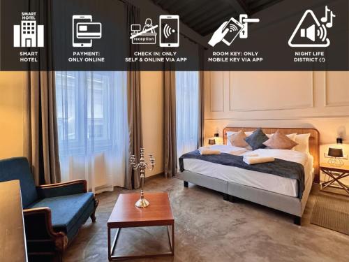 una camera con letto, sedia e tavolo di Bazaar Boutique Residence a Budapest