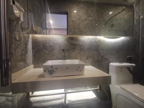 a bathroom with a sink and a toilet at Beijing Huiqing Garden Bussiness Hotel in Beijing