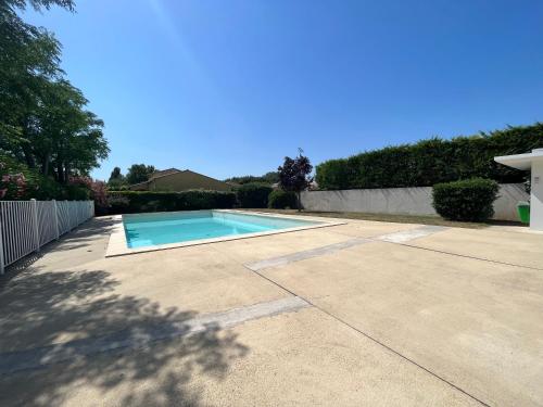 - une piscine dans une cour à côté d'une clôture dans l'établissement NOUVEAU - PARKING - PISCINE - WIFI - L’EDEN, à Avignon