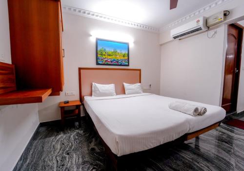 a bedroom with a large bed in a room at POP TAVERN Delight by VOYE HOMES in Veli