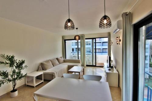 En eller flere senge i et værelse på Pé do Lago Apartment - Condominium - Pool