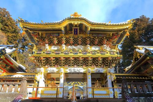 duży budynek z pagodą w obiekcie KAMENOI HOTEL Okunikko w mieście Nikko