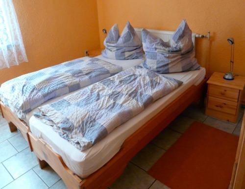 1 cama con edredón y almohadas en Ferienwohnung in Plau am See, en Plau am See