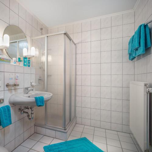 a bathroom with a sink and a shower at Hotel zur Post in Büchlberg
