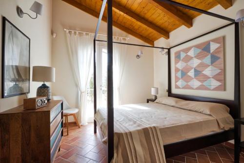 - une chambre avec un lit à baldaquin et une table dans l'établissement Le Domaine Saint François La Tour 3, à Ajaccio