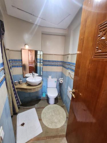 een badkamer met een toilet en een wastafel bij Appartement Patio centre Gueliz in Marrakesh