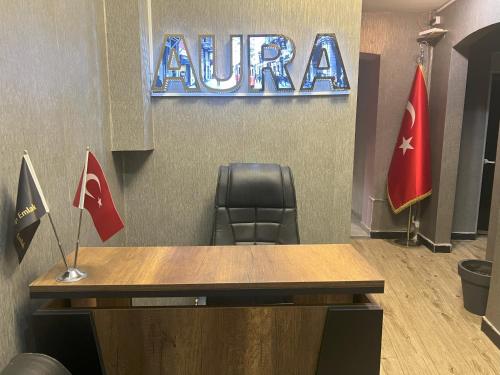 ein Büro mit einem Schreibtisch und einem Schild mit dem Almanach in der Unterkunft AURA HOTEL in Istanbul