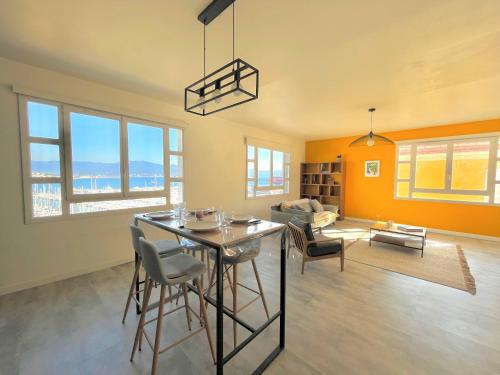 une cuisine et un salon avec une table et des chaises dans l'établissement Appartement centre ville Cours Napoléon AJACCIO, à Ajaccio