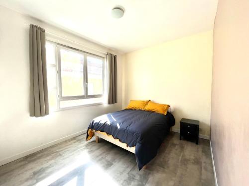 une chambre avec un lit et une fenêtre dans l'établissement Appartement centre ville Cours Napoléon AJACCIO, à Ajaccio