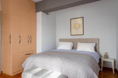 Säng eller sängar i ett rum på Porto Rafti Hideaway
