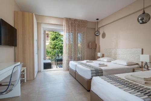 Cette chambre comprend 2 lits et une fenêtre. dans l'établissement Sithonia Suites Luxury Apartments, à Nikiti