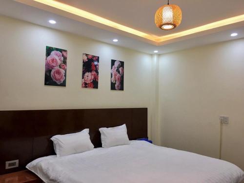 薩帕的住宿－Hương Hottel，卧室配有一张四幅画的墙壁床。