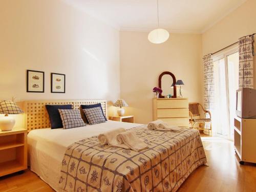 ヴィラモウラにあるLos Arcos Apartment Iのベッドルーム1室(ベッド1台、ドレッサー付)