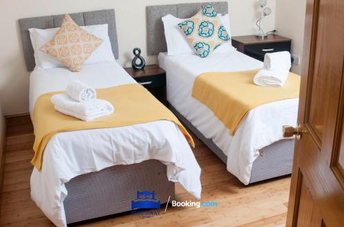 Ένα ή περισσότερα κρεβάτια σε δωμάτιο στο Four Bedroom House By Beds Away Short Lets & Serviced Accommodation Oxford With Free Parking & Garden Access