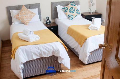 Postel nebo postele na pokoji v ubytování Four Bedroom House By Beds Away Short Lets & Serviced Accommodation Oxford With Free Parking & Garden Access