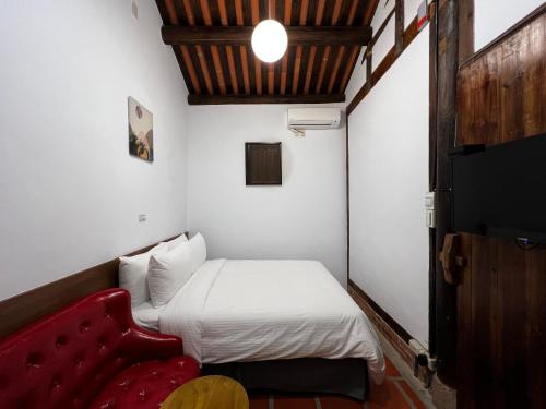 Una cama o camas en una habitación de 金門古寧歇心苑官宅古厝民宿 Guning Xiexinyuan Historical Inn