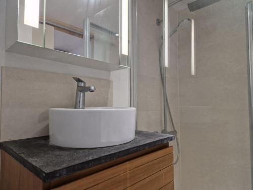 une salle de bain avec un lavabo et une douche dans l'établissement Loft de charme hypercentre, à Angers