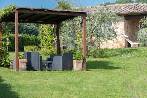 a wooden pavilion with chairs in a yard at Agriturismo Nobile in Montepulciano
