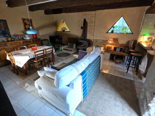 - une vue aérienne sur le salon doté d'un canapé dans l'établissement Maison de ferme, prairies sur la colline, étang, à Lanuéjouls-et-Privezac