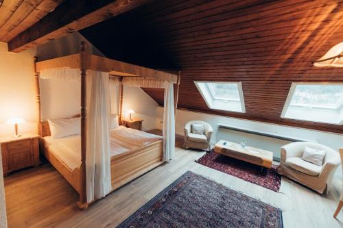 Postel nebo postele na pokoji v ubytování Gasthof Hotel zur Post