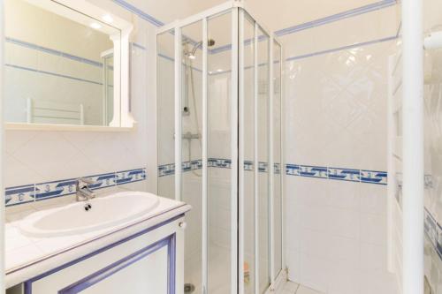 une salle de bain avec un lavabo et une douche dans l'établissement Bonheur - Vakantiewoning Côte d'Azur, à Roquebrune-sur Argens
