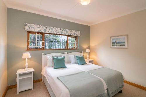 sypialnia z dużym łóżkiem i oknem w obiekcie Escape to Paradise in Plett - Back up Electricity w mieście Plettenberg Bay