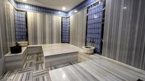 uma casa de banho com dois WC num quarto em Mai İnci Otel em Antalya