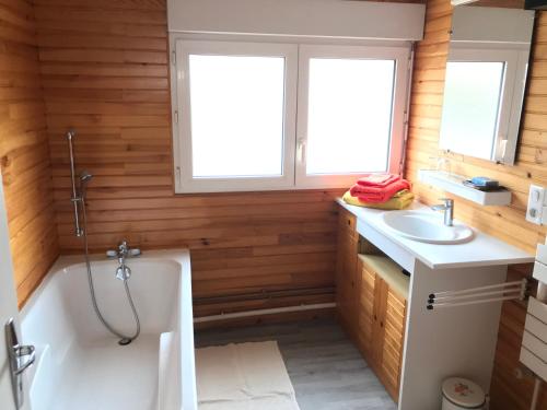 蓋雷的住宿－La Pause Vélo gite d'étape，带浴缸和盥洗盆的浴室