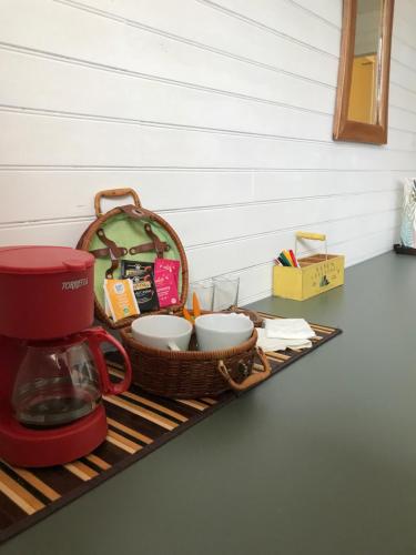 a tray with a basket and cups on a counter at La Pause Vélo gite d'étape in Guéret