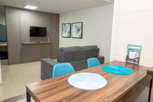 a living room with a table and a couch at Jahu Center Plaza Flats in Jaú