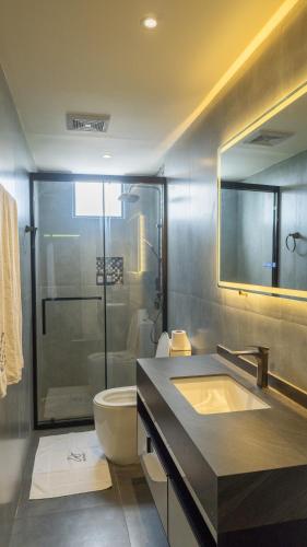 Ванна кімната в Extreme Dive Center & Hotel Rooms