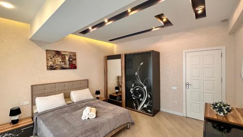 um quarto com uma cama e uma porta branca em Azure Residence em Baku
