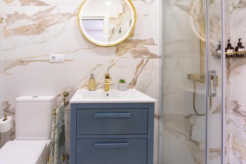 贝纳尔马德纳Luxury Penthouse Sea Views- Jacuzzi - Sauna的浴室设有蓝色橱柜和镜子