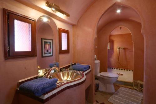 y baño con lavabo y aseo. en Ryad El Borj en Marrakech